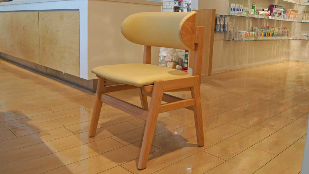 膝への負担が少ない設計で立ち座りしやすく、転倒しにくい椅子