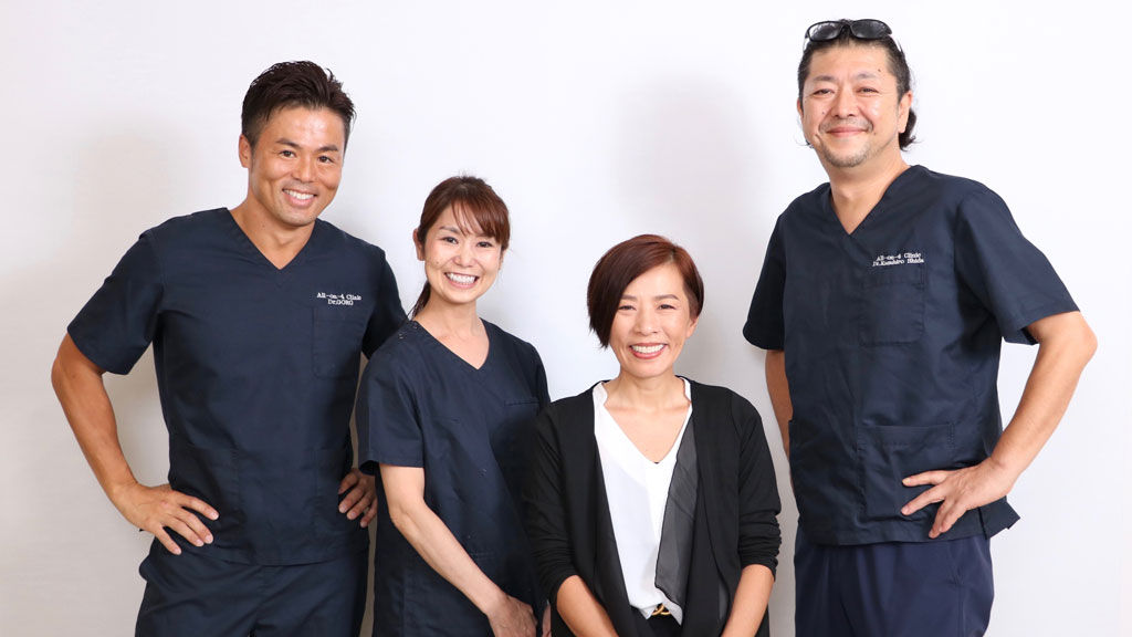 （左から）橋村先生、野宮さん、患者さん、歯科技工士 志田さん