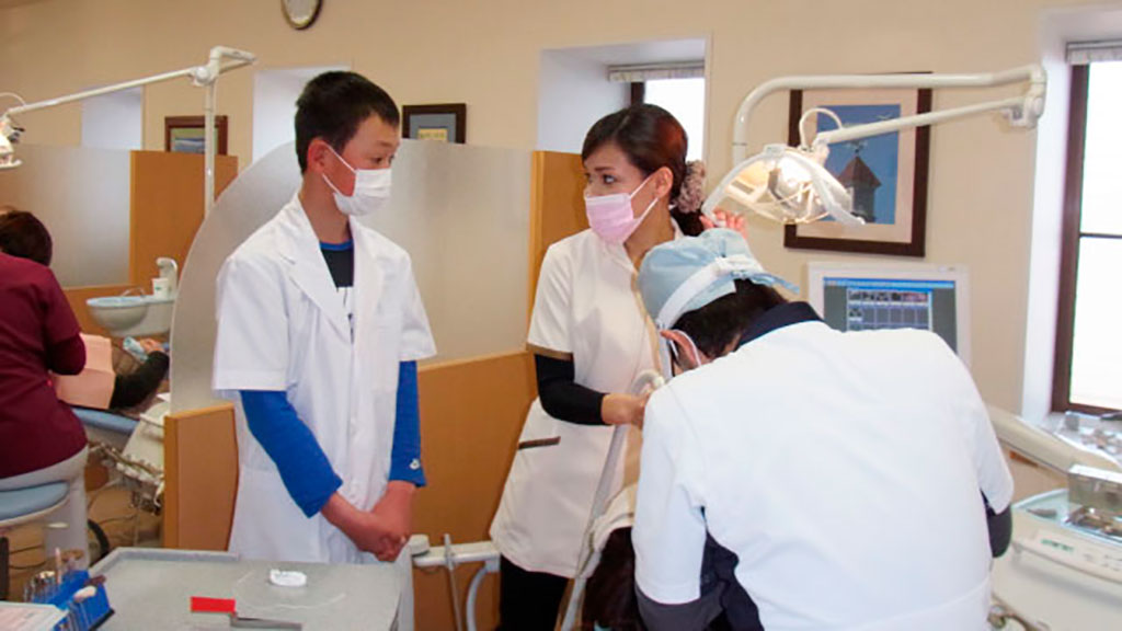 中学生の歯科医院体験実習の様子