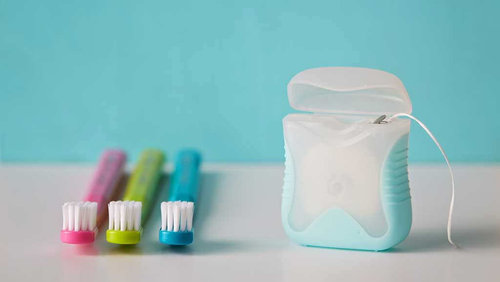 歯ブラシとフロス、どっちから先に使うべき？