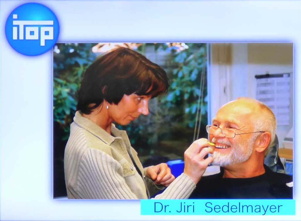 iTOP創設者のDr.Jiri（右）が患者さんに歯を磨かせている様子