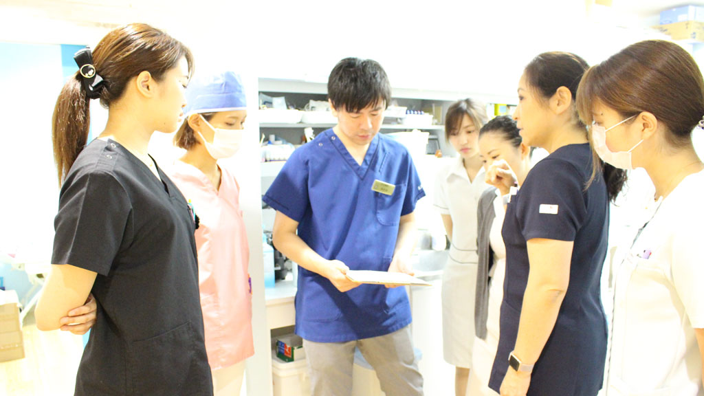 歯科医院のメンバーと長谷川さん（右から2番目）