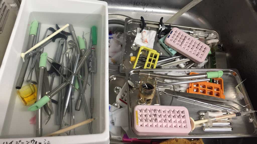 洗い場のイメージ写真（歯科医院では非常に多くの器具が使われます）
