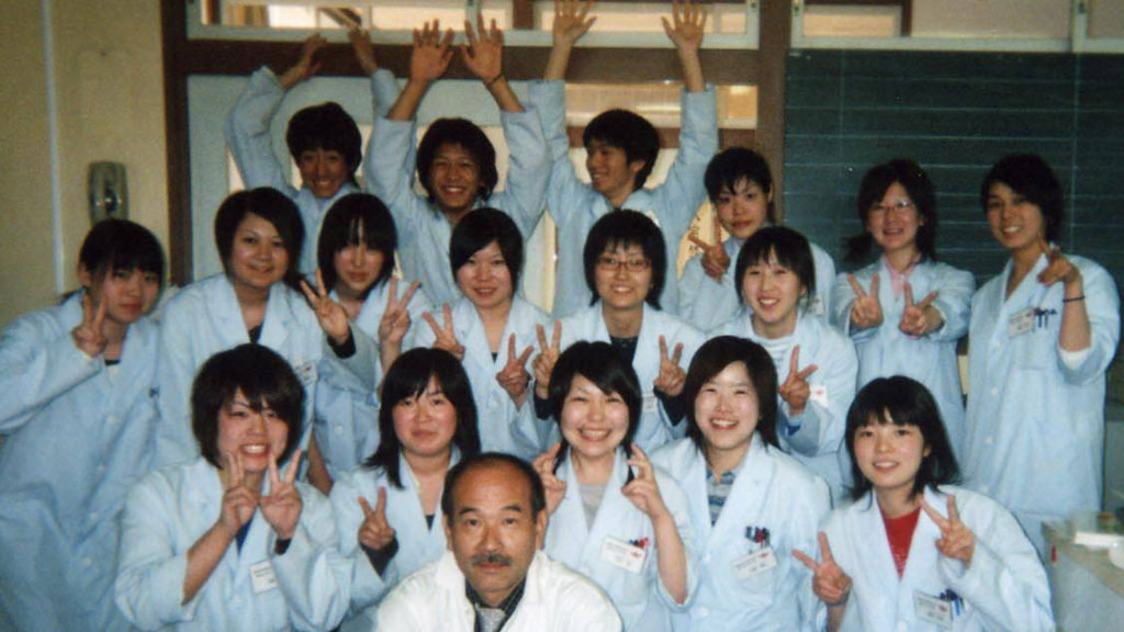 歯科技工士学校時代の写真（最後列 右から3番目が加藤さん）
