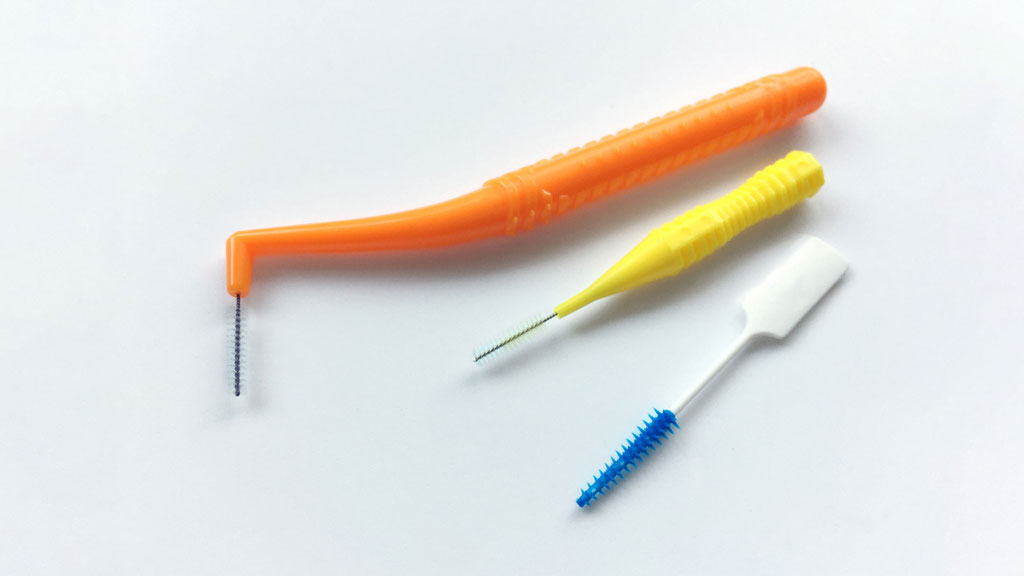 通常の歯間ブラシとゴム製歯間ブラシ