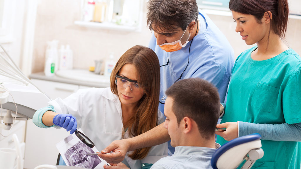歯科医師または歯科技工士との連携