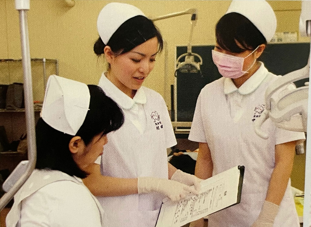 歯科衛生士学校での実習にて（中央左が吉永さん）