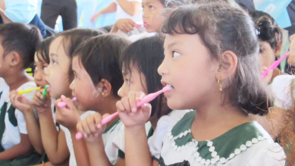 ミャンマーの小学校での歯みがき指導中の様子