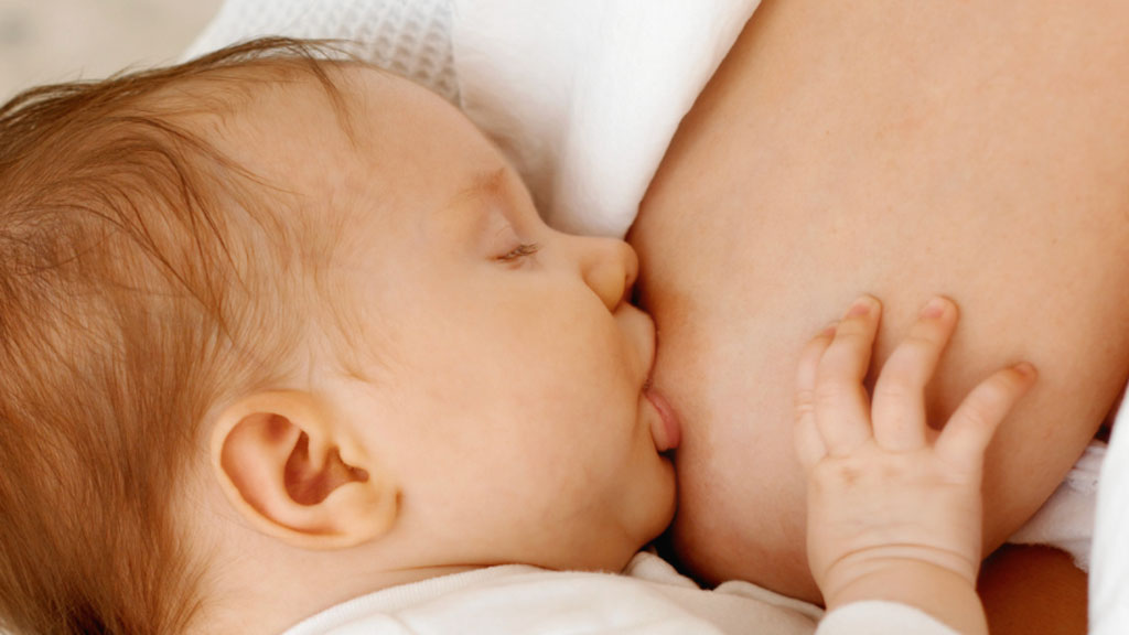 しっかりと乳首を捉えて母乳を飲むことで嚥下機能を鍛えられる