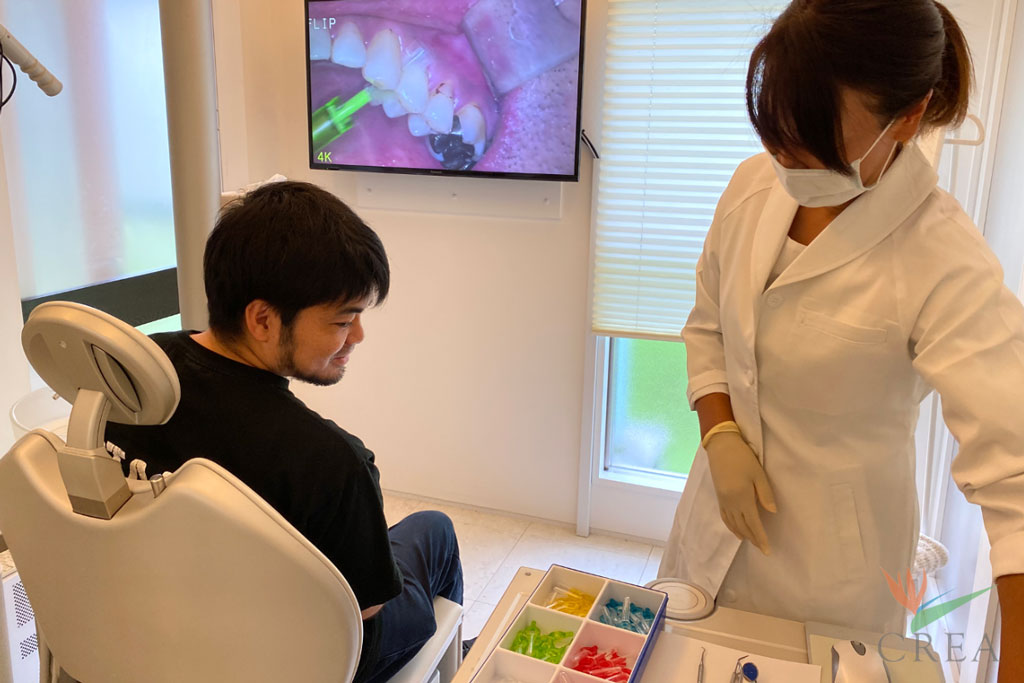 患者様と一緒に計測動画を見ながら歯間ブラシのサイズを確認している様子
