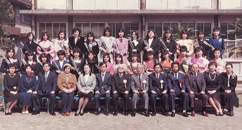 歯科衛生士学校卒業式の写真 中段右から4人目が長谷さん