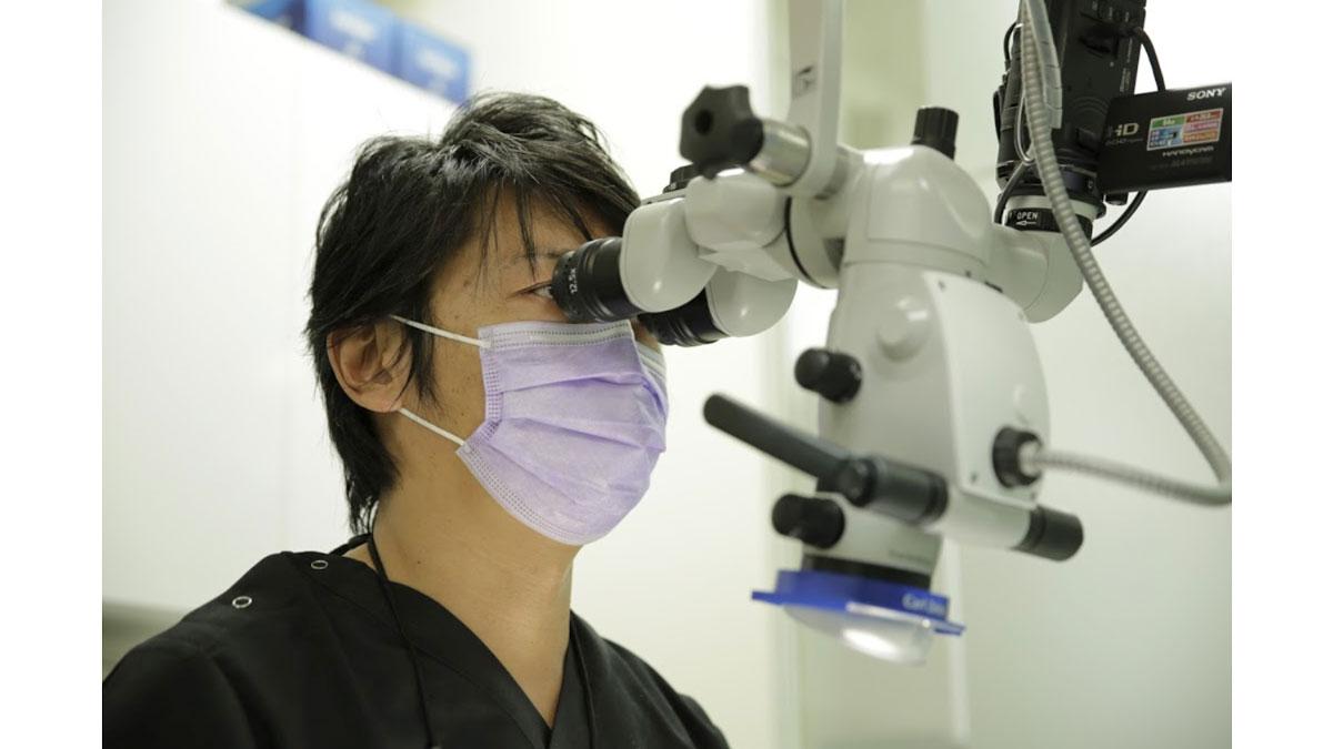 マイクロスコープ（医療用顕微鏡）は、肉眼では目視できないほど小さな患部もはっきりと確認することができ、精度の高い治療が可能になります。精密根管治療や外科処置、審美治療など幅広い治療で活用しています。