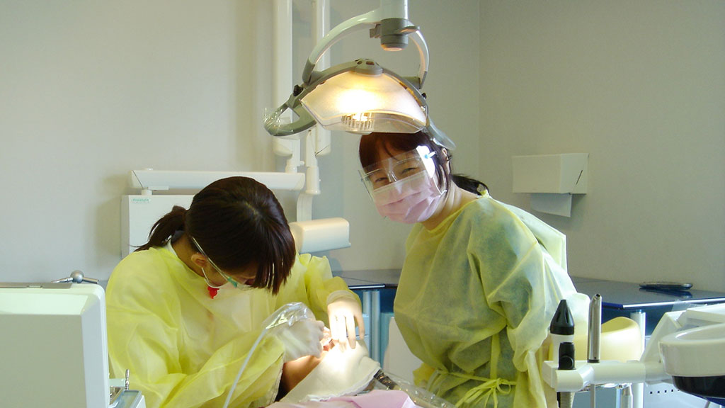 日本での歯科医院指導の様子